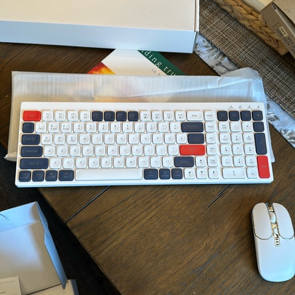 Bluetooth keyboard and mouse - Picture 1 of 3